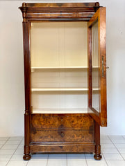 Vetrina Carlo X lombarda noce . XIX secolo