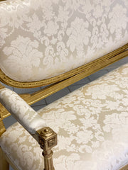 Divano intagliato e dorato in foglia oro . Inizio XIX secolo