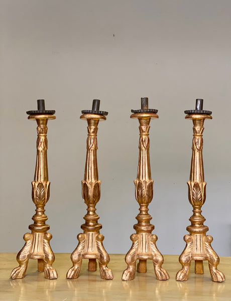Gruppo di quattro candelieri in foglia oro . Lombardia epoca impero