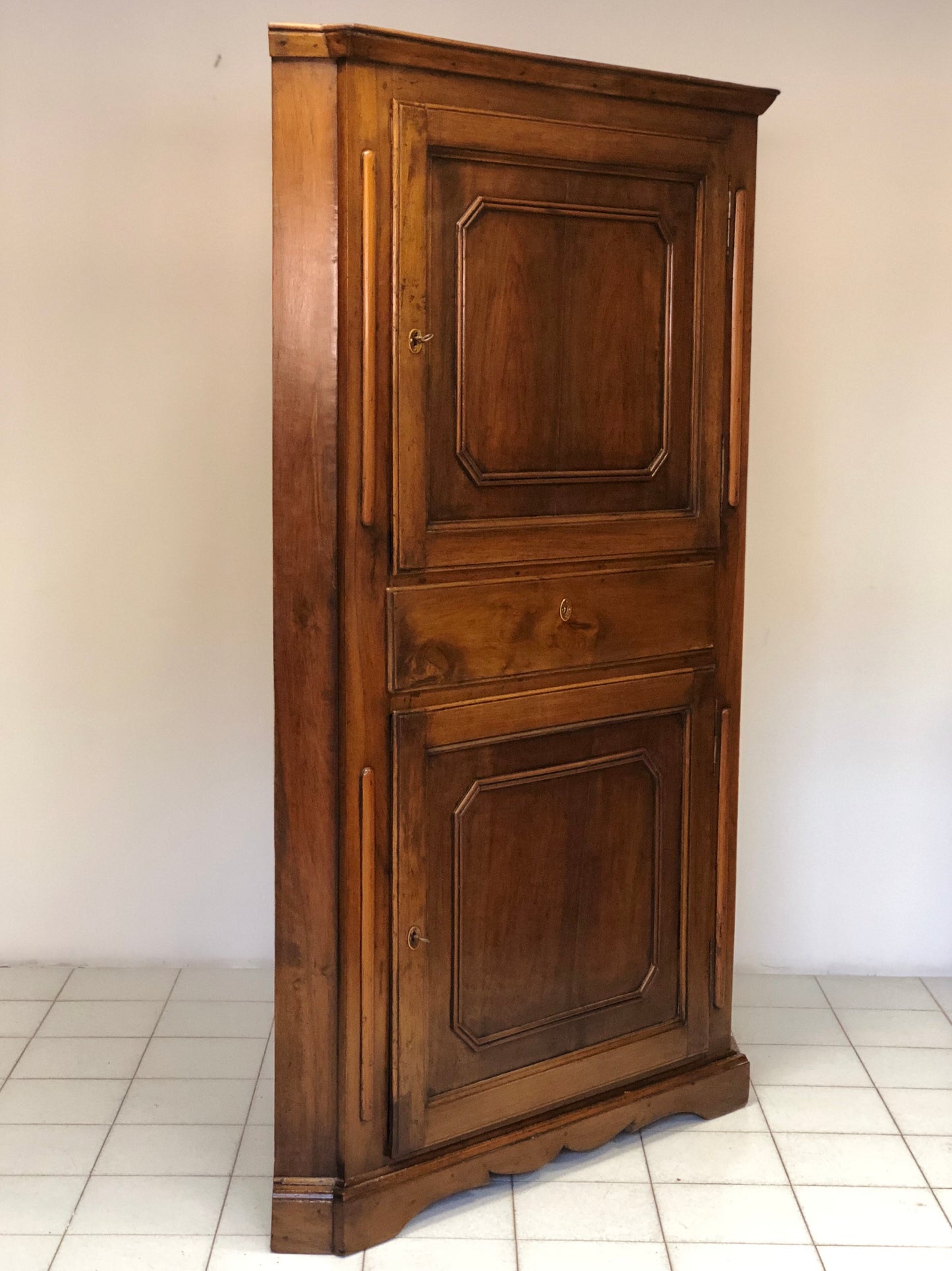 Walnut corner cabinet. Modena Reggio. 18th century