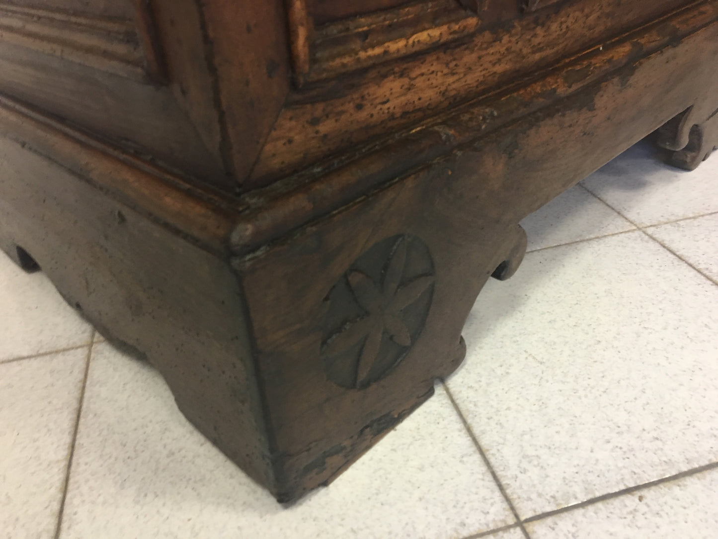 Piccola cassapanca in noce. L 134