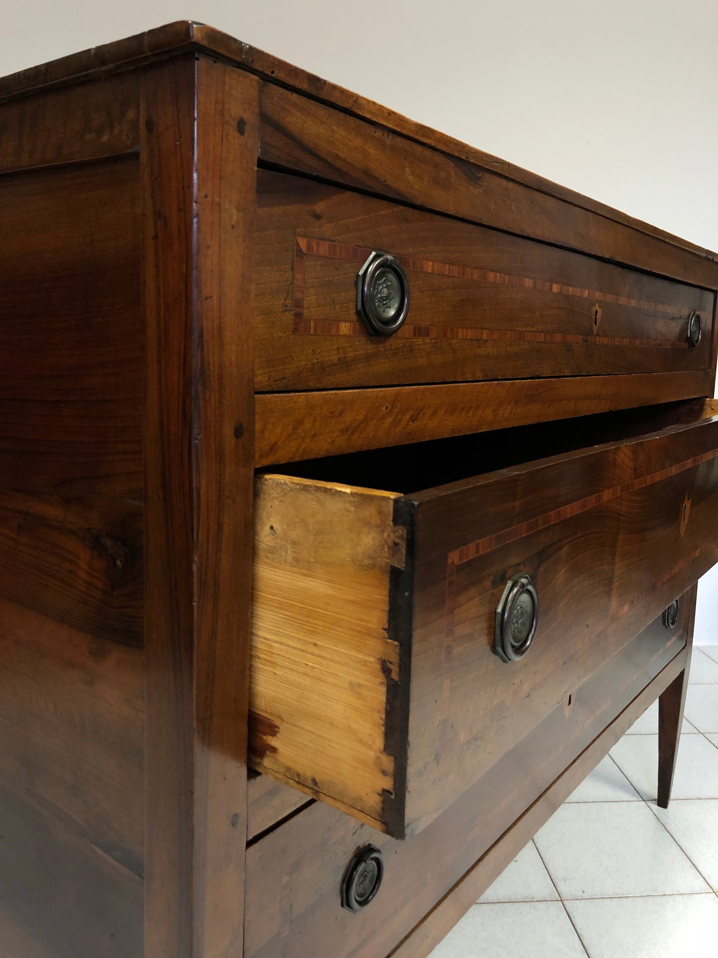 Inlaid Lombard Directoire chest of drawers. Late 18th century