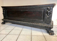 Cassapanca lombarda con cariatidi . XVII secolo