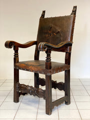Trono Lombardo in noce con borchie . XVI - XVII secolo