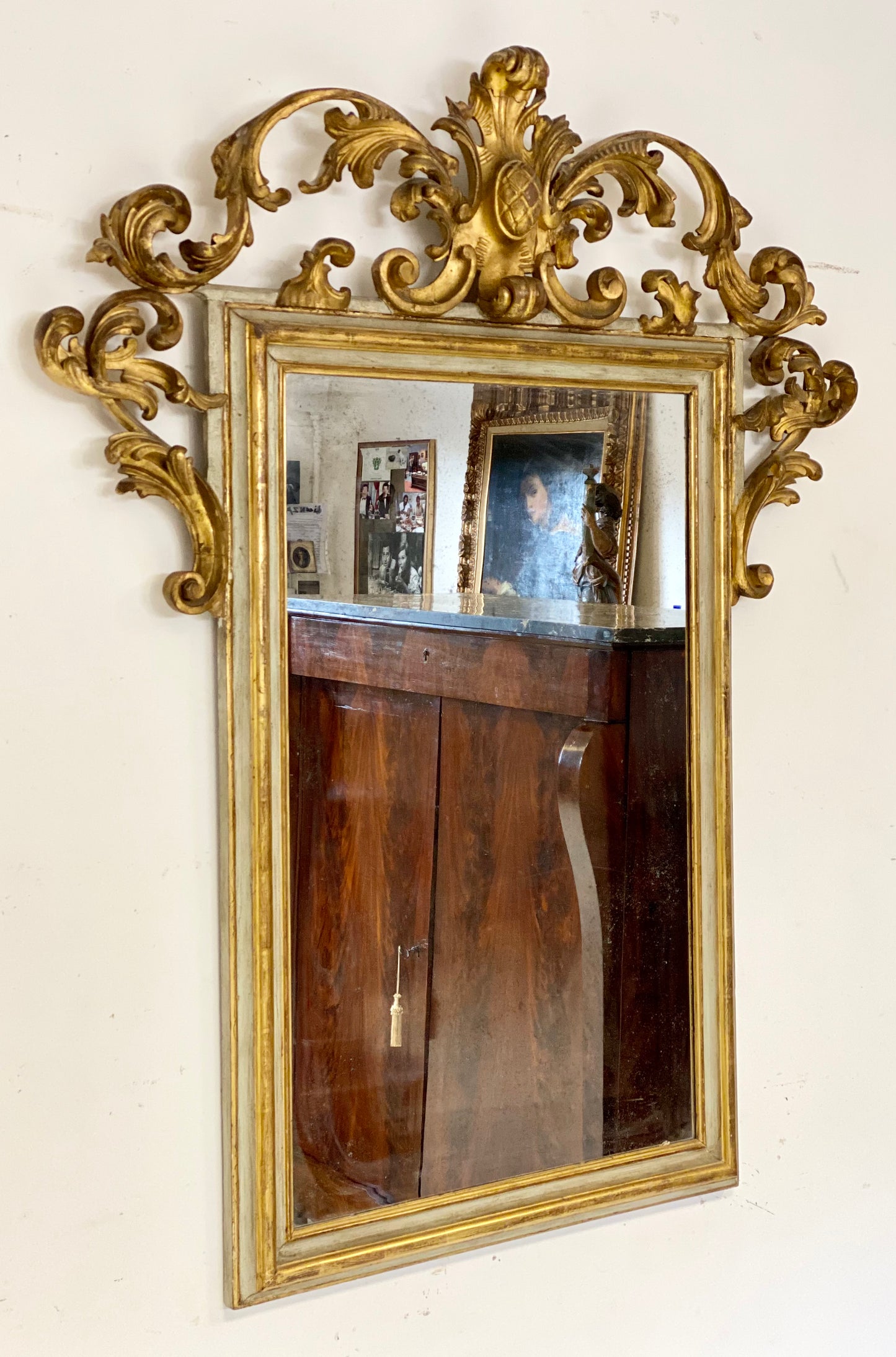 Venetian mirror, lacquered and gilded wood. Early 19th century
