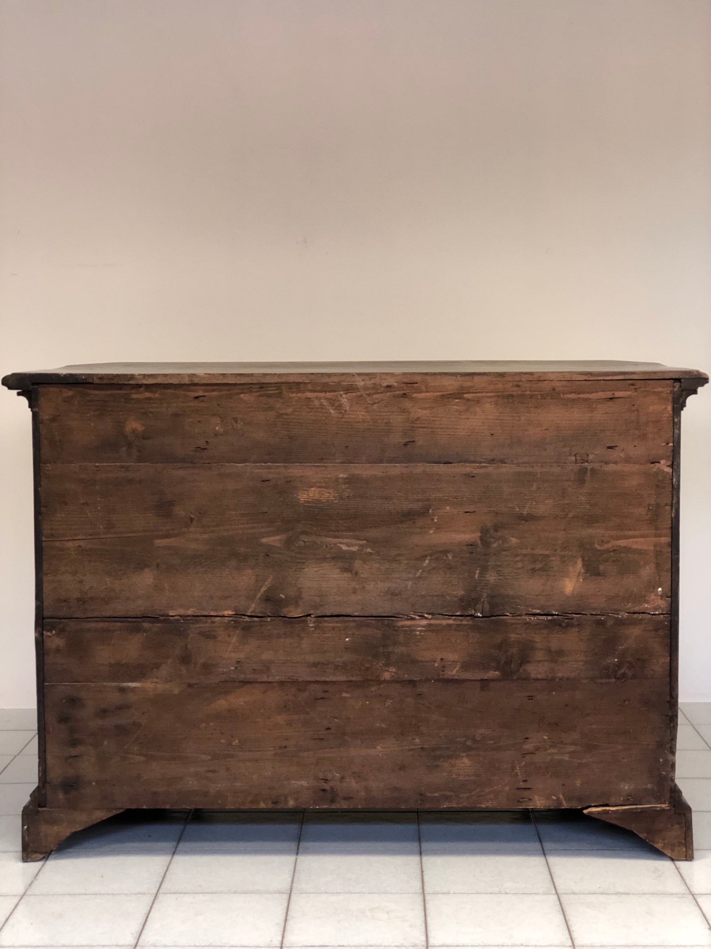 Lombard walnut chest of drawers. Brescia Bergamo 17th century