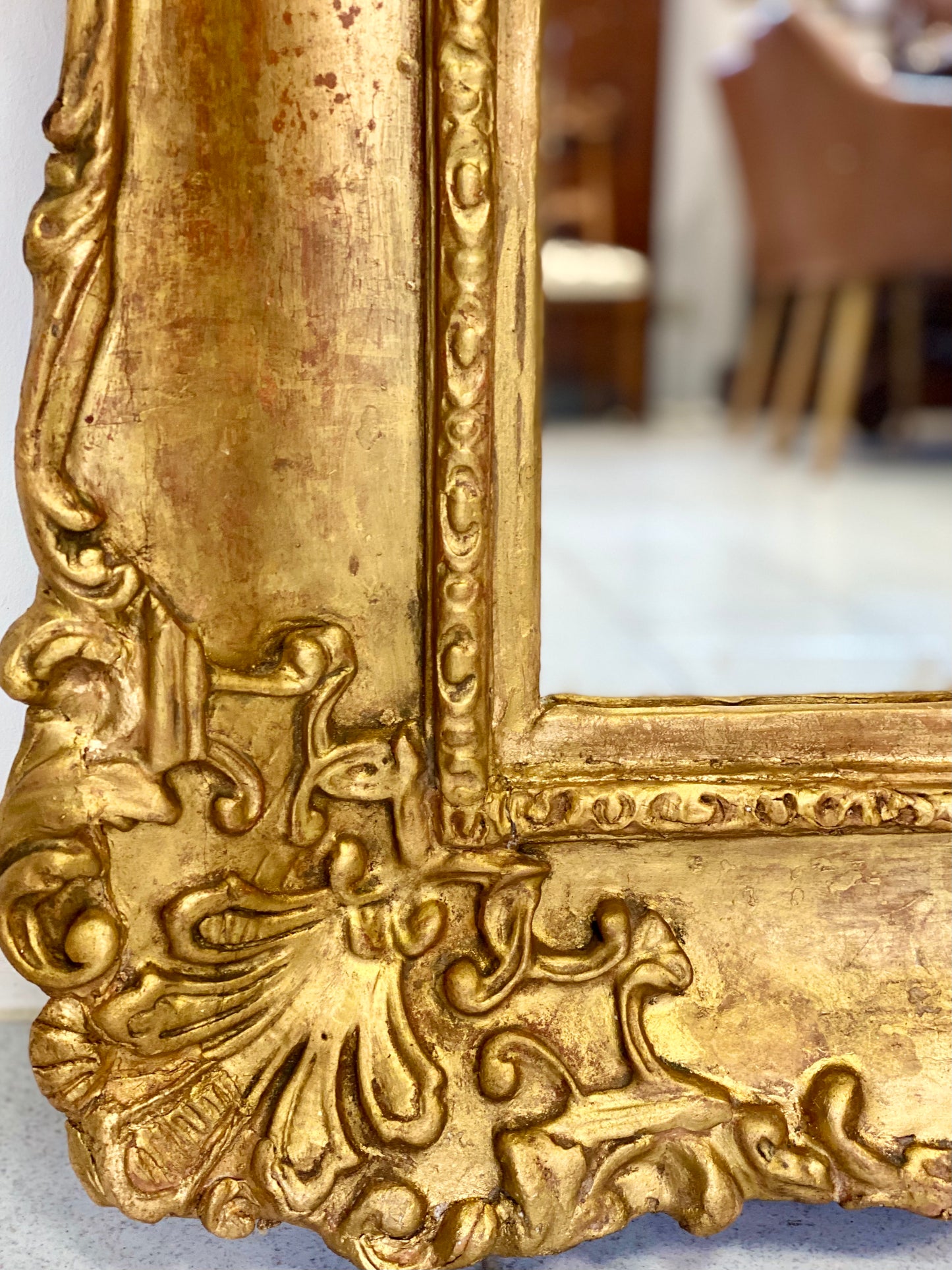 Grande specchiera lombarda in legno intagliato dorato a foglia . XIX secolo