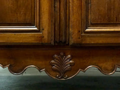 Armadio in noce Luigi XV . XVIII secolo ( restaurato)