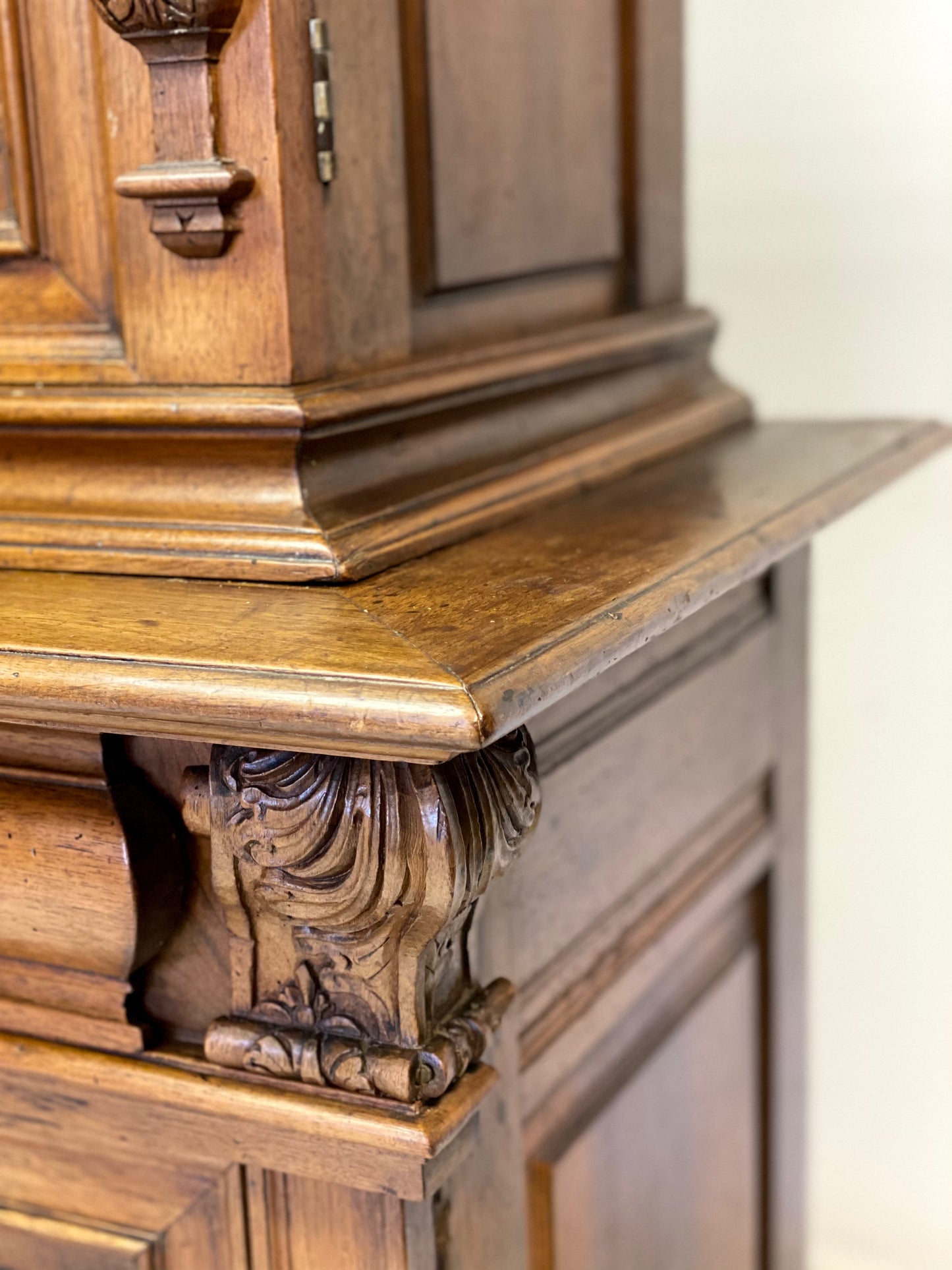 Credenza doppio corpo in noce . XVIII secolo
