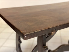 Tavolo fratino in noce . Lombardia XVII secolo