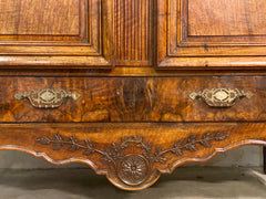 Armadio Luigi XV in noce . Restaurato. XVIII secolo