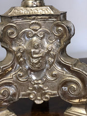 Coppia di candelieri Luigi XV in argento . Inizio XVIII secolo