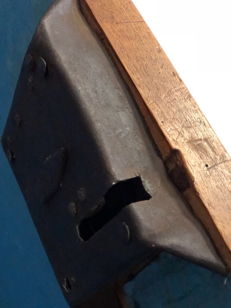 Cassapanca emiliana in noce con stemmi nobiliari intarsiati sul fronte. XVII secolo