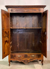 Armadio Luigi XV in noce . Restaurato. XVIII secolo