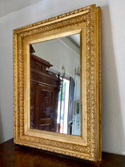 Specchiera dorata con cornice scolpita . XIX secolo