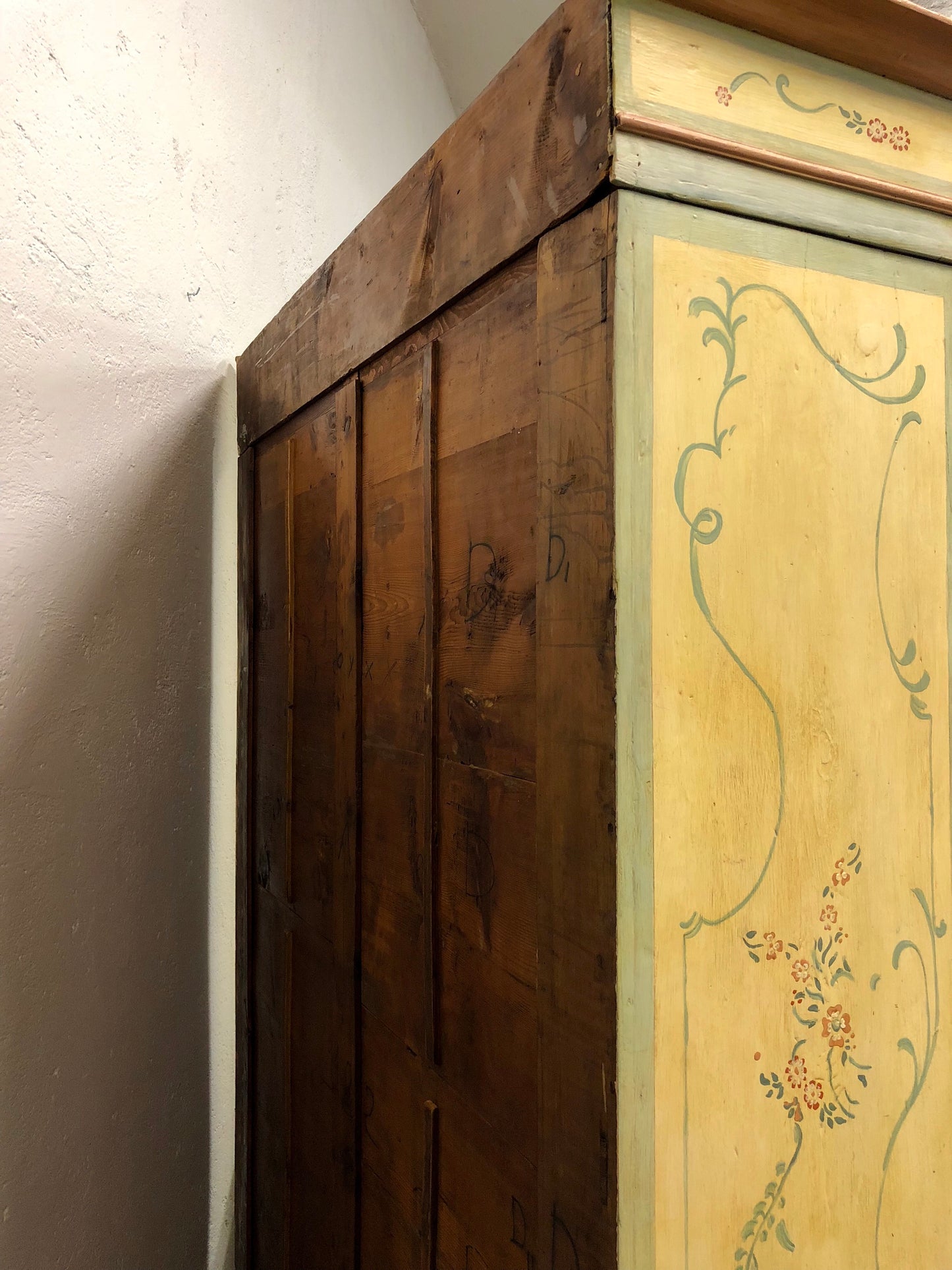 Lacquered and painted wardrobe. Early 19th century