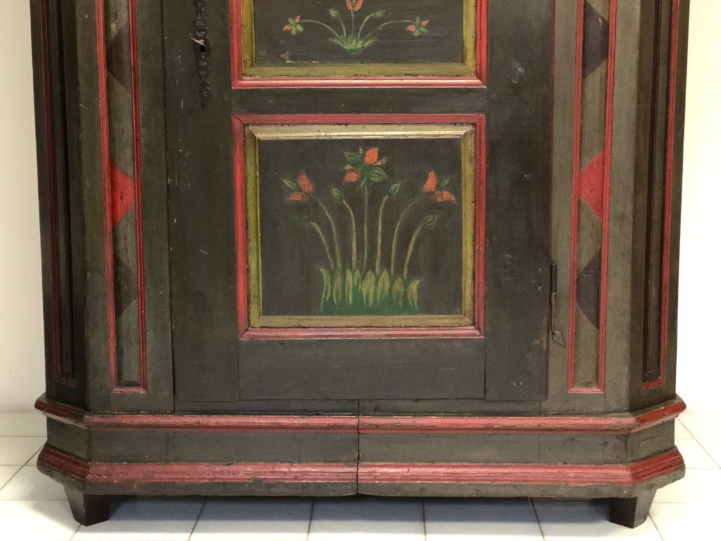 Lacquered and painted corner wardrobe. 18th century