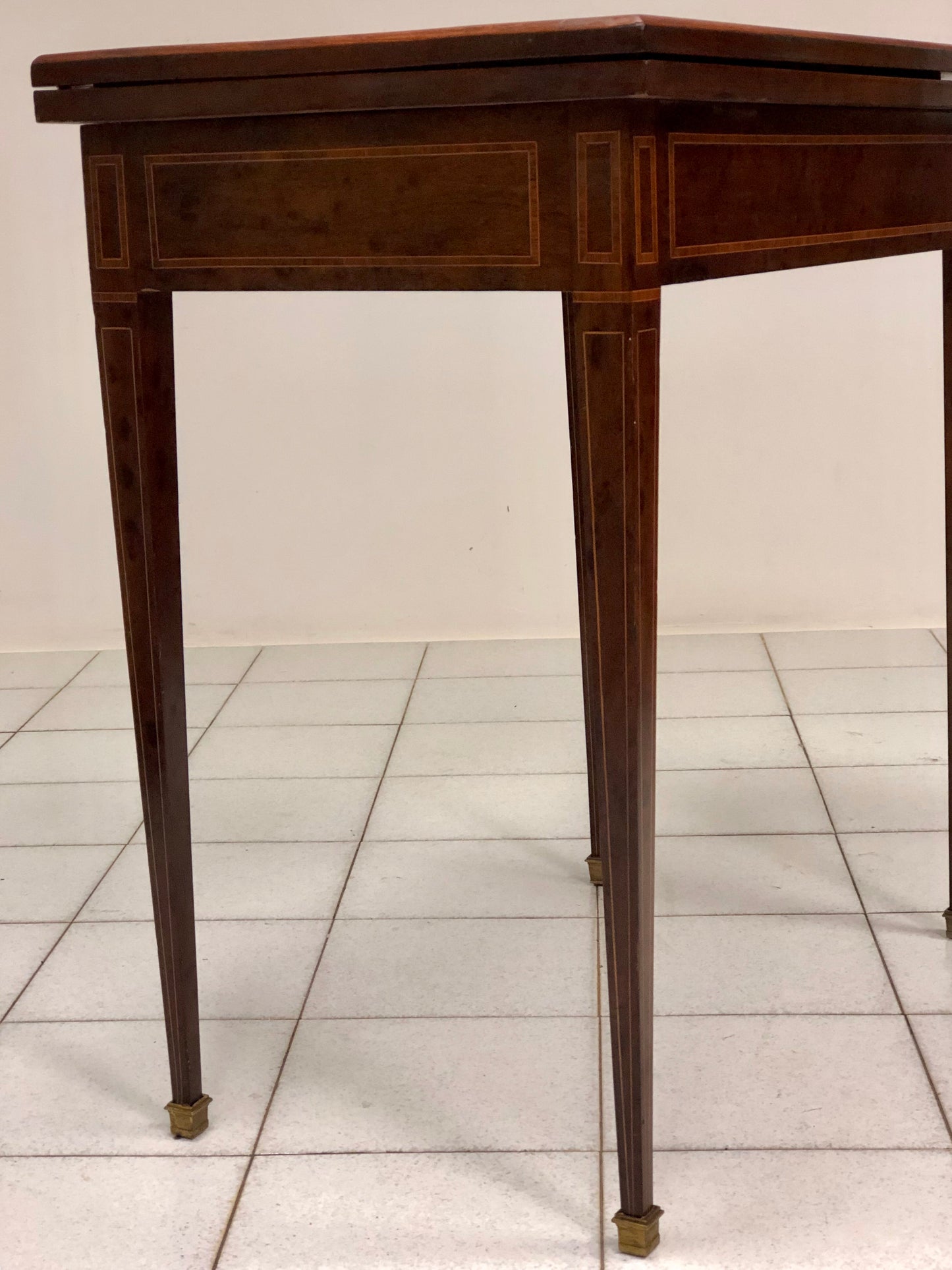 Tavolino con piano ribaltabile. Inizio XIX secolo