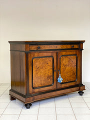 Credenza lombarda due porte noce e radica .XIX secolo