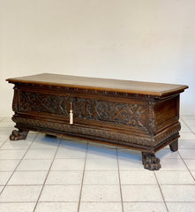 Cassapanca lombarda scolpita . Cremona inizio XVII secolo