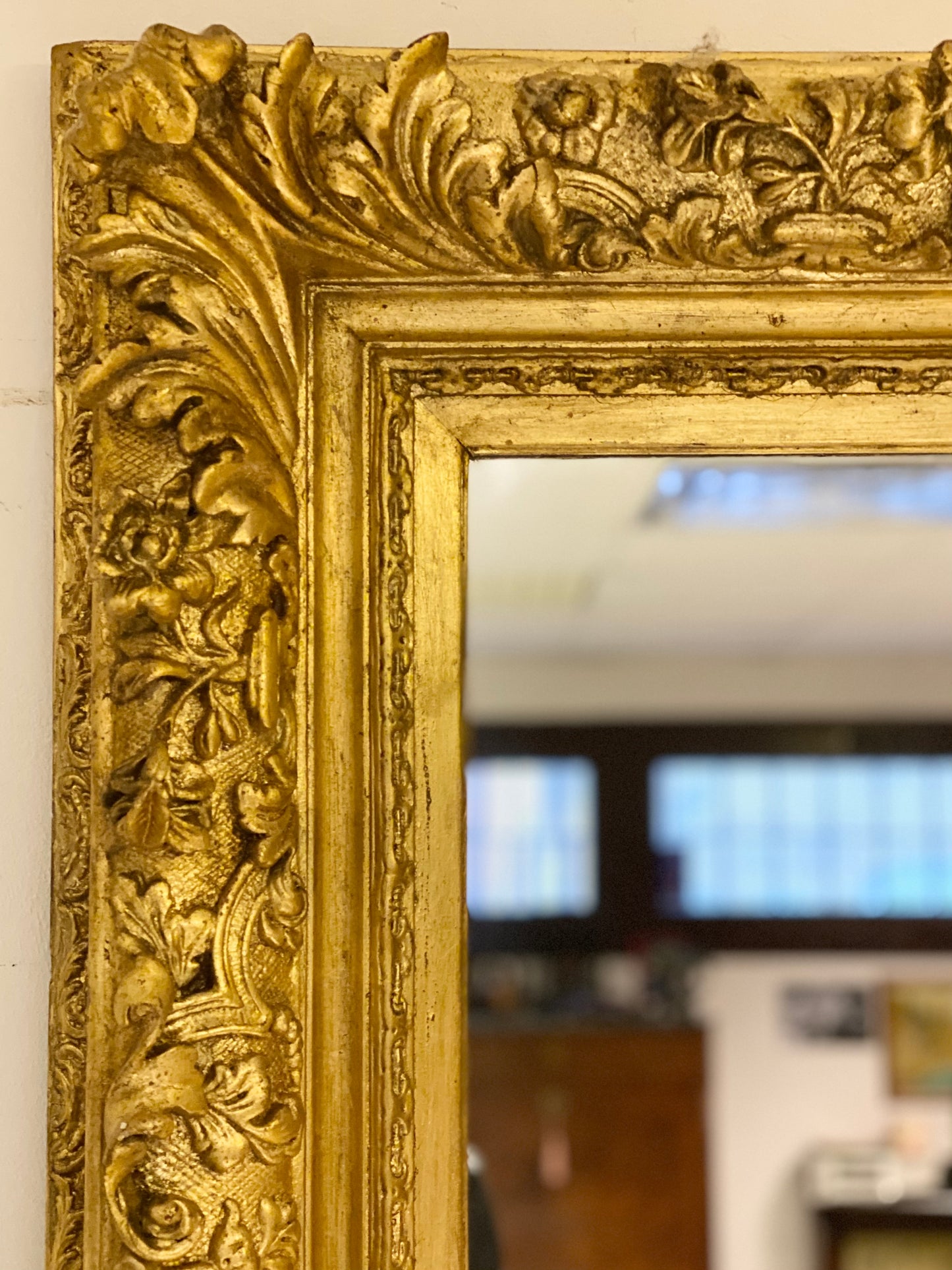 Specchiera in legno intagliato e dorato. Lombardia XIX secolo