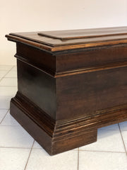 Cassapanca in noce con bugna sul piano. Bologna XVII secolo