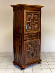 Credenza stipo in noce . XVIII secolo