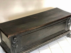 Cassapanca lombarda con cariatidi . XVII secolo