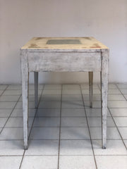 Tavolo laccato e dipinto con gambe a spillo