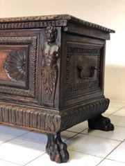 Cassapanca in legno di noce Lombardo - veneta. Fine XVI - inizio XVII secolo