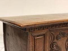Cassapanca lombarda veneta scolpita . XVII secolo