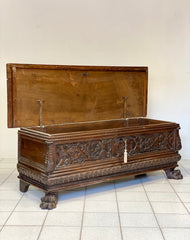 Cassapanca lombarda scolpita . Cremona inizio XVII secolo