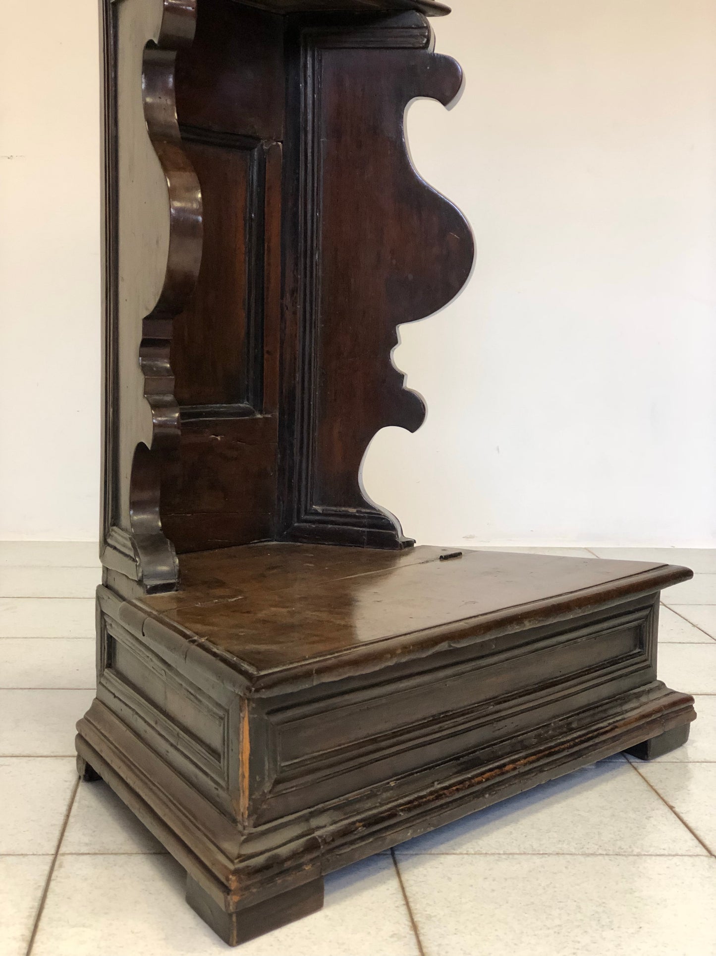 Inginocchiatoio lombardo noce . Inizio XVIII secolo