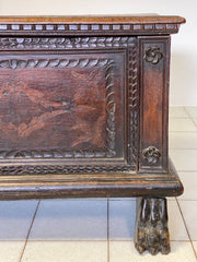 Cassapanca in noce intagliata intarsiata . Brescia inizio XVII secolo