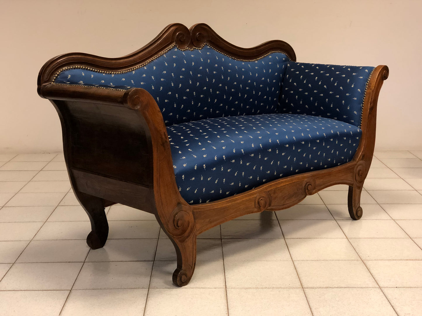 Lombard boat-shaped sofa in walnut