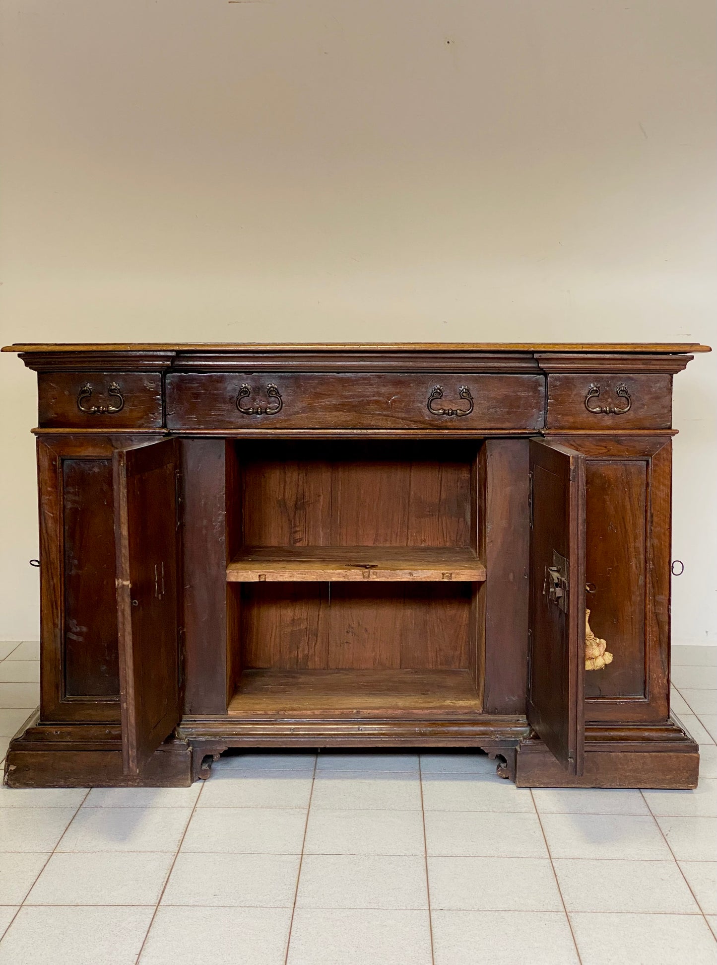 Credenza in noce con sportelli laterali . Bologna XVII secolo