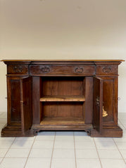 Credenza in noce con sportelli laterali . Bologna XVII secolo