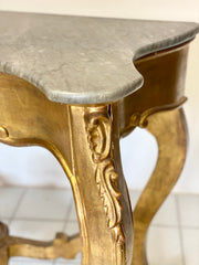 Console lombarda sagomata in legno intagliato e dorato. XIX secolo