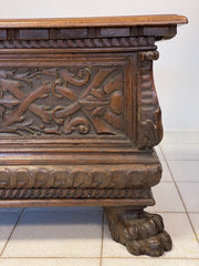Cassapanca lombarda scolpita . Cremona inizio XVII secolo