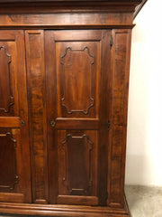 Armadio Lombardo in noce . Inizi XVIII secolo