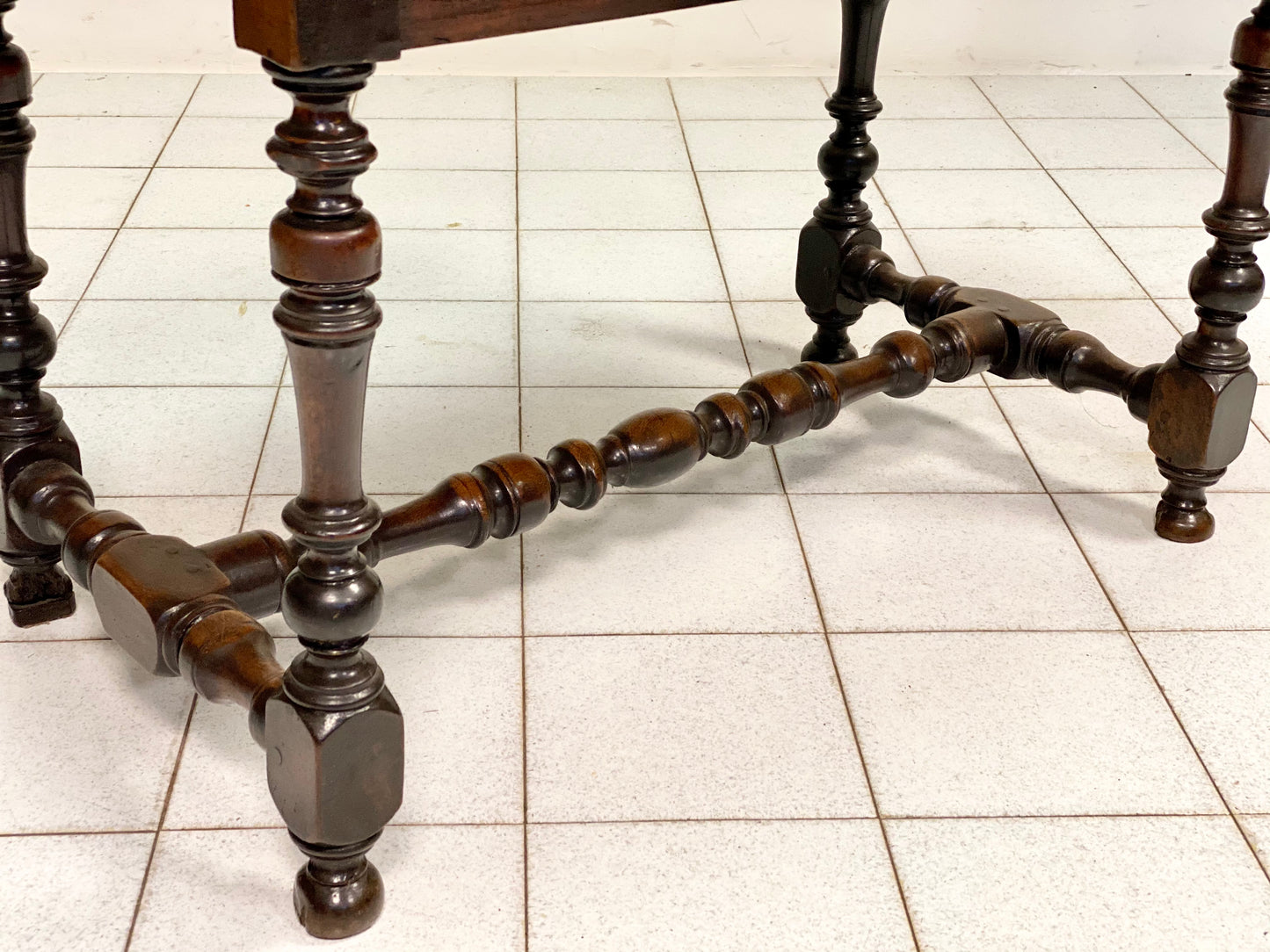Walnut reel table. Emilia, early 18th century