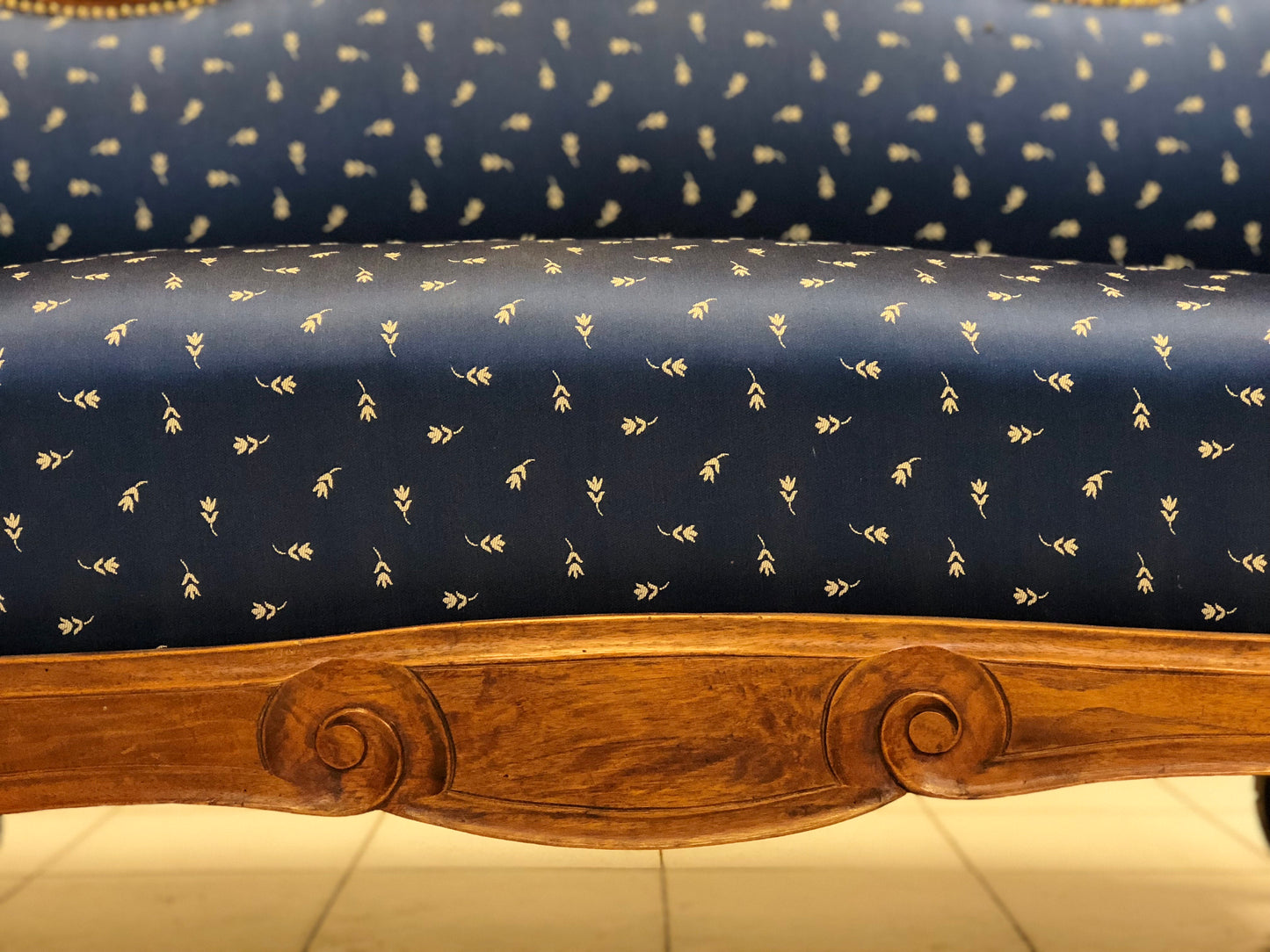 Lombard boat-shaped sofa in walnut