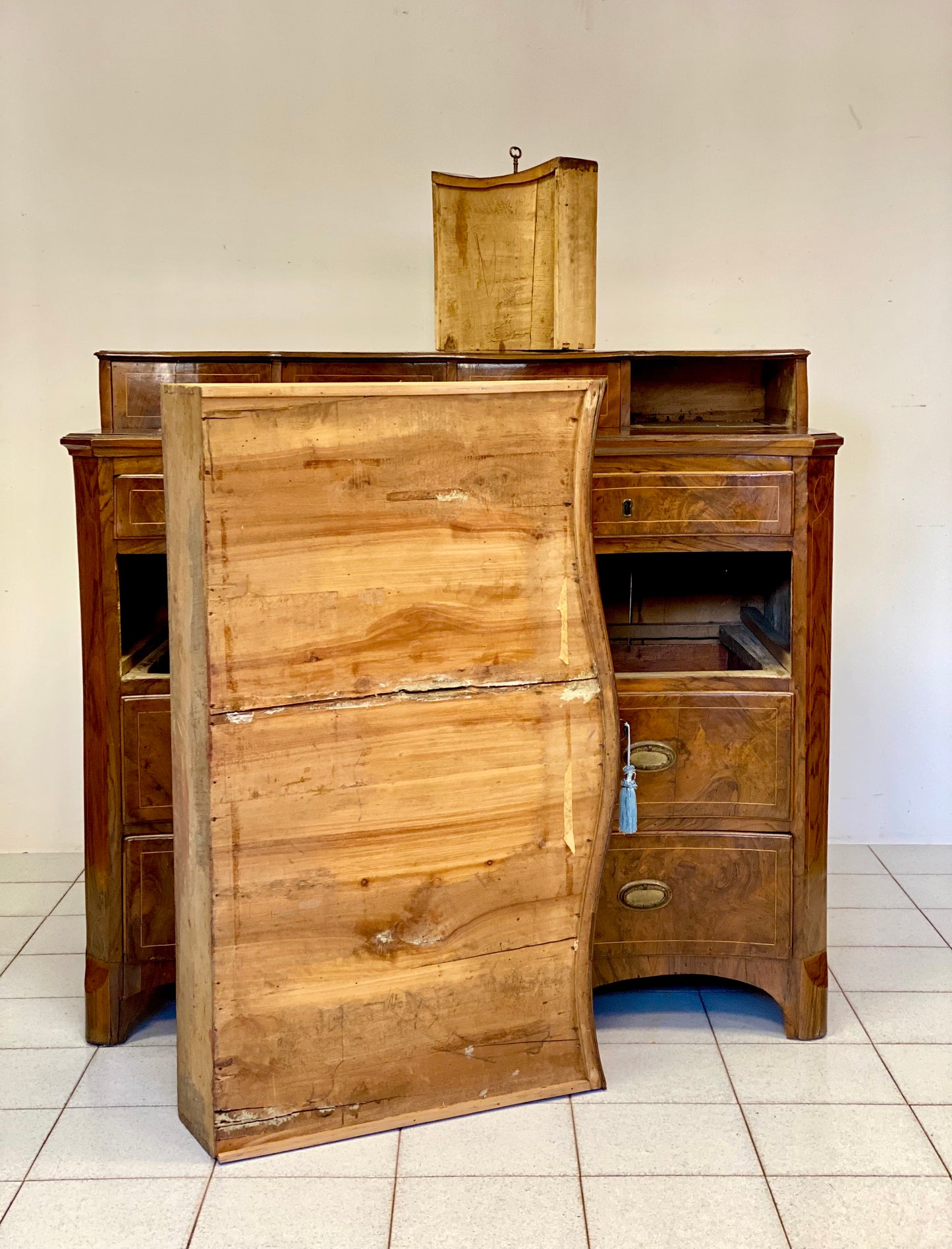 Cassettone sagomato sul fronte Luigi XV . XVIII secolo