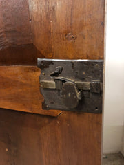 Armadio Lombardo in noce . Inizi XVIII secolo