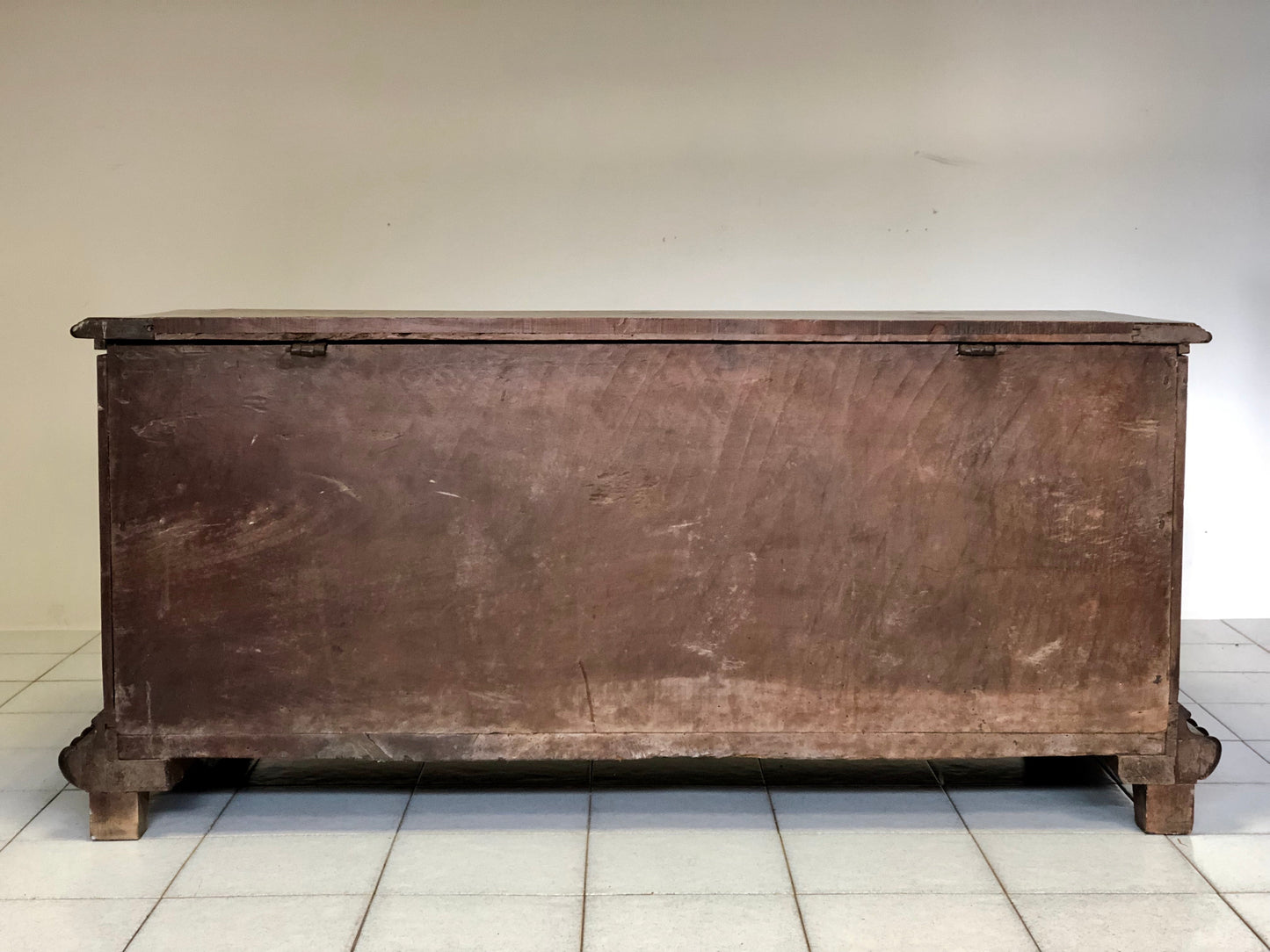 Walnut chest with rosettes. Turin, late 16th century