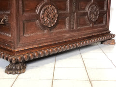 Cassapanca noce con rosoni . Torino fine XVI secolo
