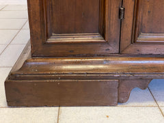 Credenza emiliana in noce. . Modena XVII secolo