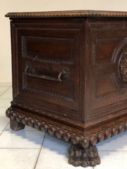 Cassapanca noce con rosoni . Torino fine XVI secolo