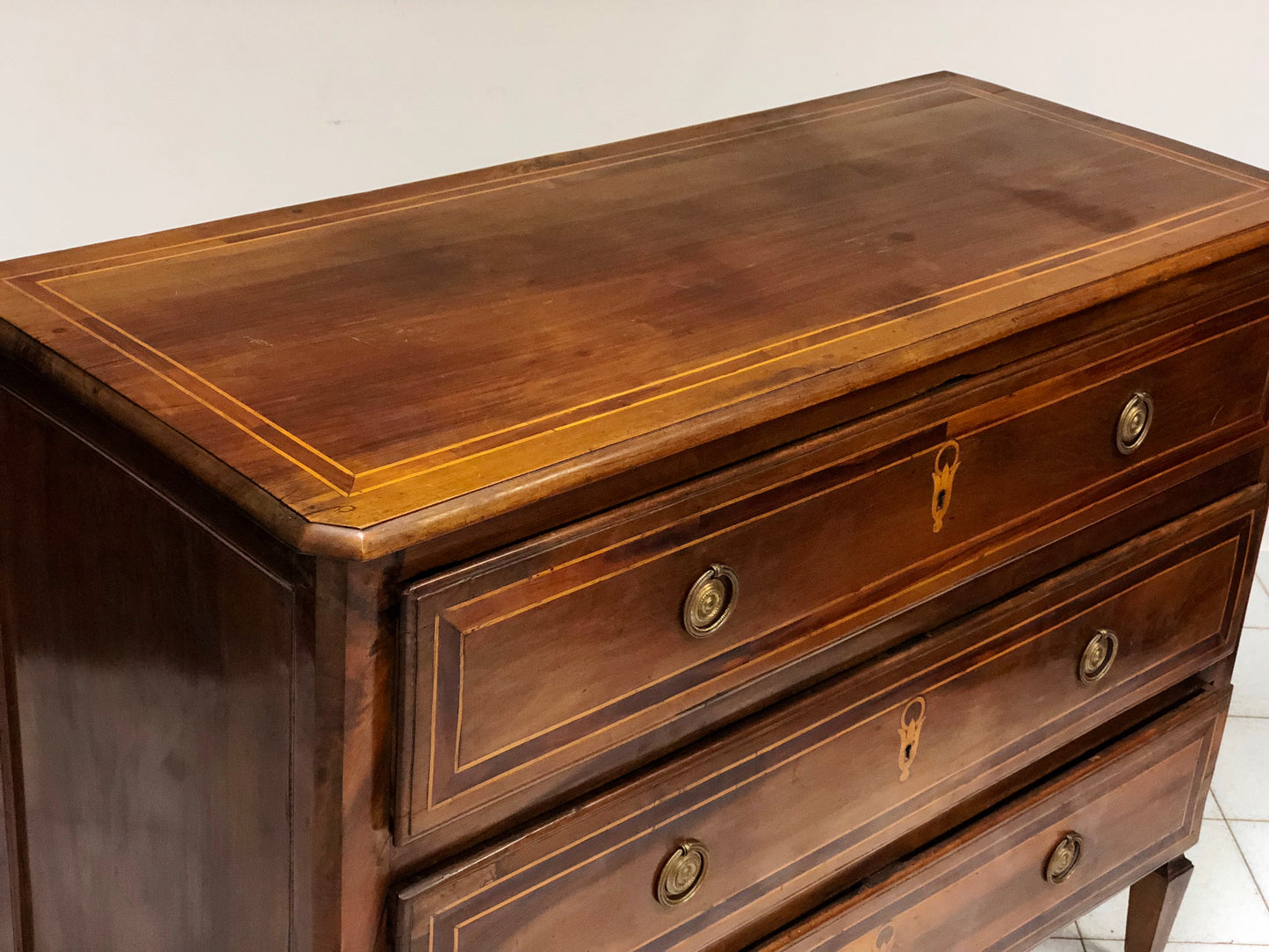 Cassettone lombardo Luigi XVI intarsiato