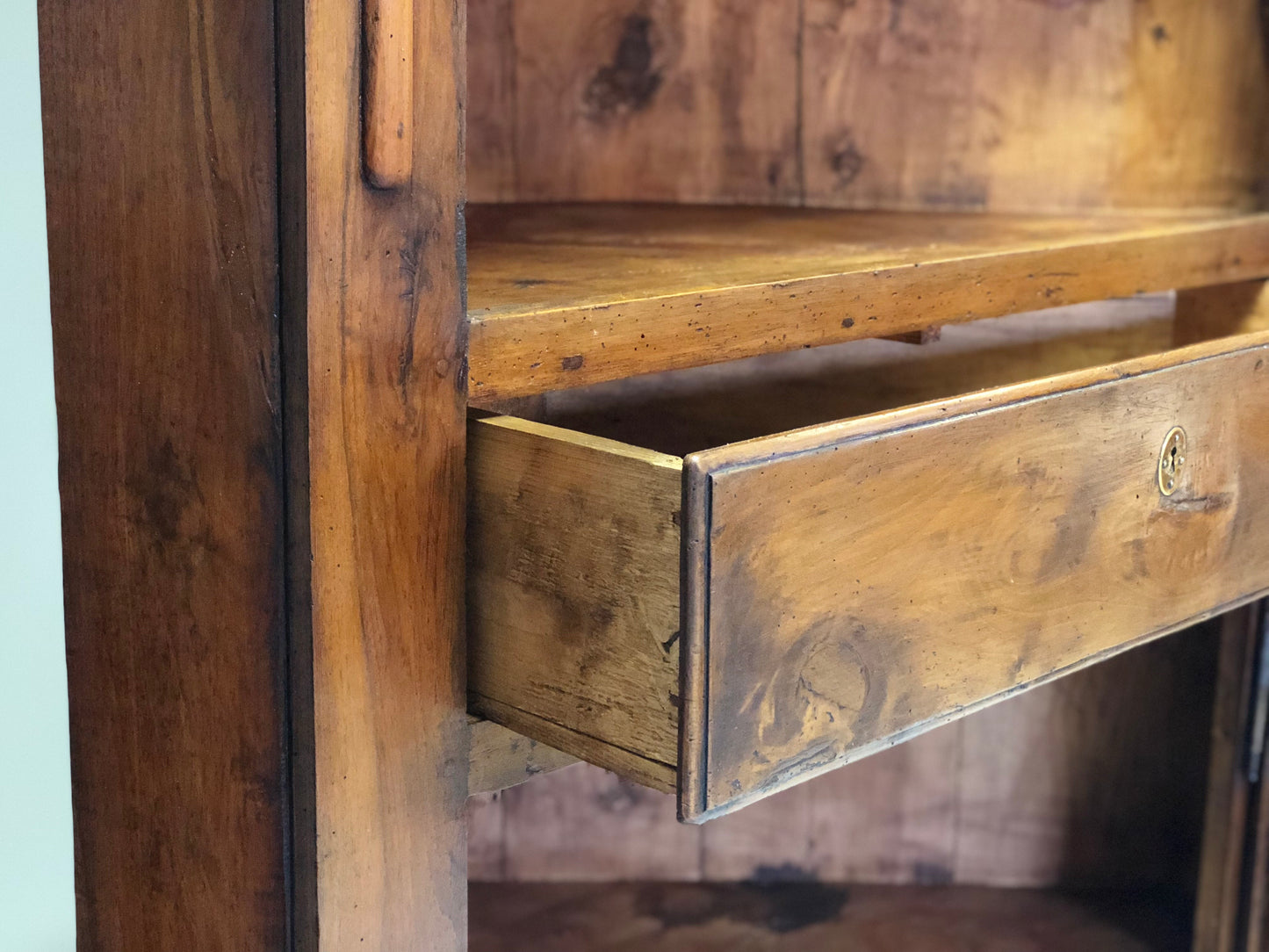 Walnut corner cabinet. Modena Reggio. 18th century
